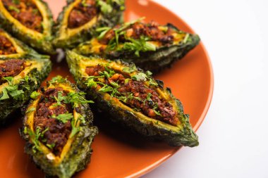 Bharwa karela masala kızartması ya da doldurulmuş kavun tarifi.