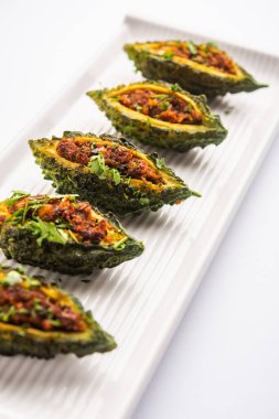 Bharwa karela masala kızartması ya da doldurulmuş kavun tarifi.