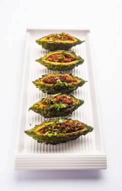 Bharwa karela masala kızartması ya da doldurulmuş kavun tarifi.
