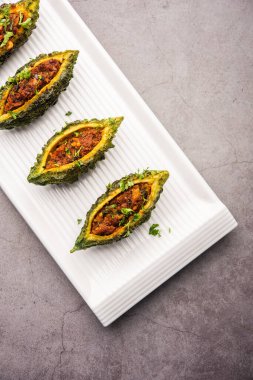 Bharwa karela masala kızartması ya da doldurulmuş kavun tarifi.