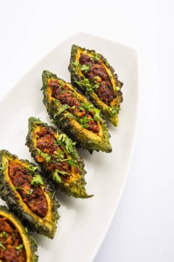 Bharwa karela masala kızartması ya da doldurulmuş kavun tarifi.