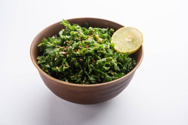 Çatırdayan ıspanak ya da çıtır çıtır Palak, limon dilimli bir kâse veya tabakta servis edilen Hint marşıdır.