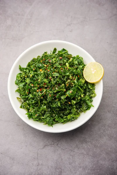 Crackling Spinach Crispy Palak Indian Starter Served Bowl Plate Lemon — Stock Photo, Image