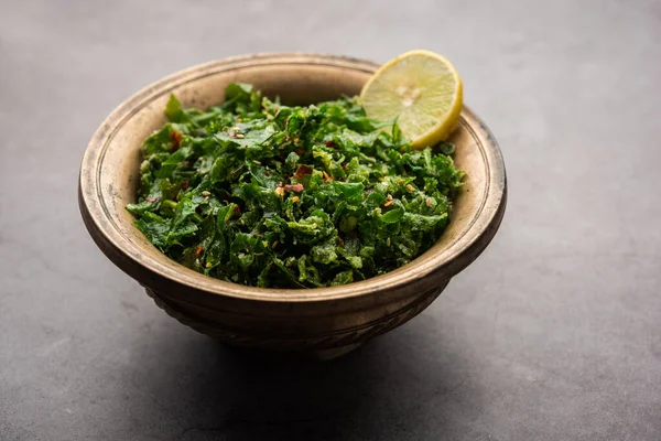 Çatırdayan ıspanak ya da çıtır çıtır Palak, limon dilimli bir kâse veya tabakta servis edilen Hint marşıdır.