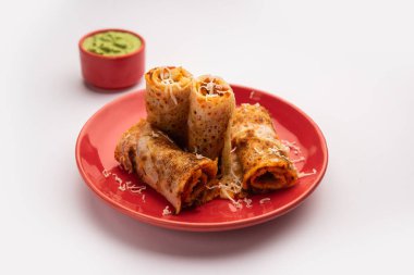 Gini ya da Jini Dosa, yeşil turşulu bir tabakta servis edilen bir Mumbai tarzı sokak yemeği çeşididir.