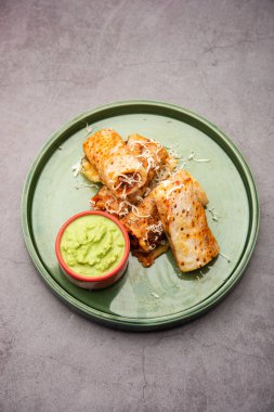 Gini ya da Jini Dosa, yeşil turşulu bir tabakta servis edilen bir Mumbai tarzı sokak yemeği çeşididir.