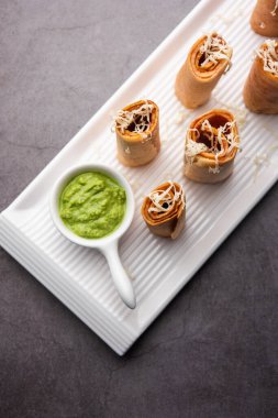 Gini ya da Jini Dosa, yeşil turşulu bir tabakta servis edilen bir Mumbai tarzı sokak yemeği çeşididir.