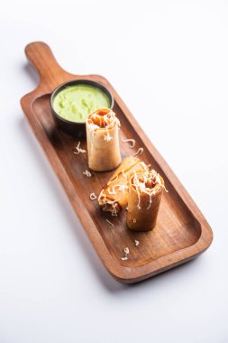 Gini ya da Jini Dosa, yeşil turşulu bir tabakta servis edilen bir Mumbai tarzı sokak yemeği çeşididir.