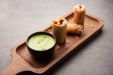 Gini ya da Jini Dosa, yeşil turşulu bir tabakta servis edilen bir Mumbai tarzı sokak yemeği çeşididir.