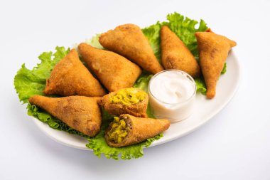 Ekmek samosa, aynı patates bezelyeli samosanın dış kaplaması için sandviç dilimleri kullanan bir çeşididir.