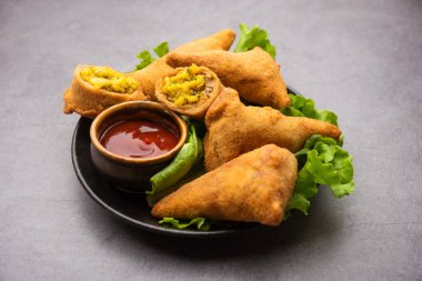 Ekmek samosa, aynı patates bezelyeli samosanın dış kaplaması için sandviç dilimleri kullanan bir çeşididir.