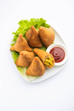 Ekmek samosa, aynı patates bezelyeli samosanın dış kaplaması için sandviç dilimleri kullanan bir çeşididir.