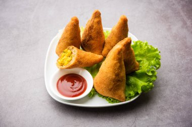 Ekmek samosa, aynı patates bezelyeli samosanın dış kaplaması için sandviç dilimleri kullanan bir çeşididir.