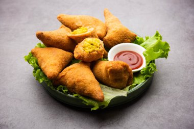 Ekmek samosa, aynı patates bezelyeli samosanın dış kaplaması için sandviç dilimleri kullanan bir çeşididir.