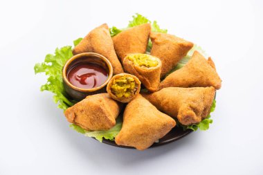 Ekmek samosa, aynı patates bezelyeli samosanın dış kaplaması için sandviç dilimleri kullanan bir çeşididir.