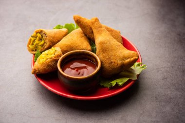 Ekmek samosa, aynı patates bezelyeli samosanın dış kaplaması için sandviç dilimleri kullanan bir çeşididir.