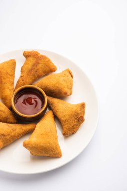Ekmek samosa, aynı patates bezelyeli samosanın dış kaplaması için sandviç dilimleri kullanan bir çeşididir.
