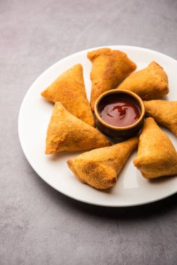 Ekmek samosa, aynı patates bezelyeli samosanın dış kaplaması için sandviç dilimleri kullanan bir çeşididir.