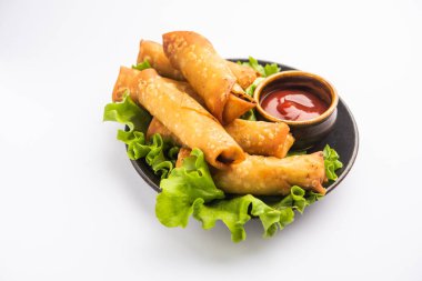 Yuvarlak şekilli Puro Samosa ketçapla servis edilen mükemmel bir parmak yiyeceğidir.