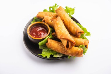 Yuvarlak şekilli Puro Samosa ketçapla servis edilen mükemmel bir parmak yiyeceğidir.