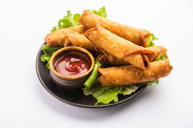 Yuvarlak şekilli Puro Samosa ketçapla servis edilen mükemmel bir parmak yiyeceğidir.