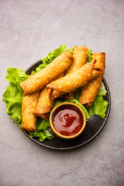 Yuvarlak şekilli Puro Samosa ketçapla servis edilen mükemmel bir parmak yiyeceğidir.