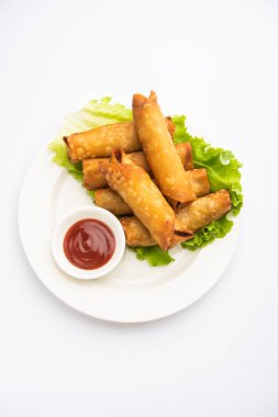 Yuvarlak şekilli Puro Samosa ketçapla servis edilen mükemmel bir parmak yiyeceğidir.