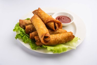 Yuvarlak şekilli Puro Samosa ketçapla servis edilen mükemmel bir parmak yiyeceğidir.