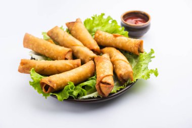 Yuvarlak şekilli Puro Samosa ketçapla servis edilen mükemmel bir parmak yiyeceğidir.