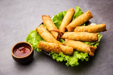 Yuvarlak şekilli Puro Samosa ketçapla servis edilen mükemmel bir parmak yiyeceğidir.