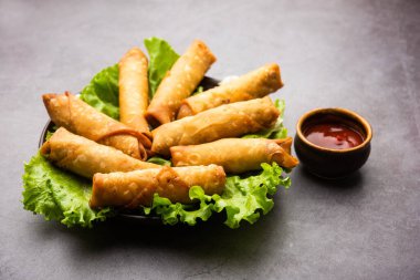 Yuvarlak şekilli Puro Samosa ketçapla servis edilen mükemmel bir parmak yiyeceğidir.