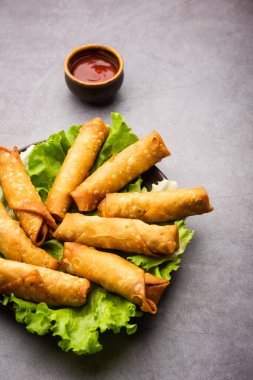 Yuvarlak şekilli Puro Samosa ketçapla servis edilen mükemmel bir parmak yiyeceğidir.