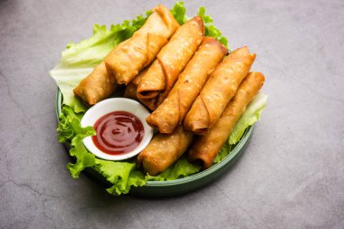 Yuvarlak şekilli Puro Samosa ketçapla servis edilen mükemmel bir parmak yiyeceğidir.