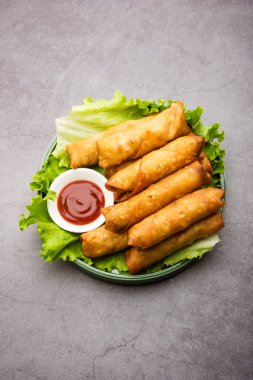 Yuvarlak şekilli Puro Samosa ketçapla servis edilen mükemmel bir parmak yiyeceğidir.