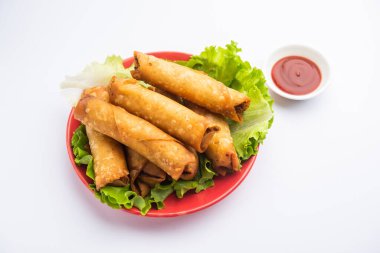 Yuvarlak şekilli Puro Samosa ketçapla servis edilen mükemmel bir parmak yiyeceğidir.