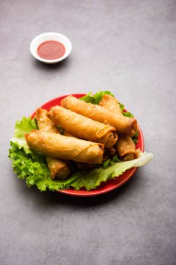 Yuvarlak şekilli Puro Samosa ketçapla servis edilen mükemmel bir parmak yiyeceğidir.