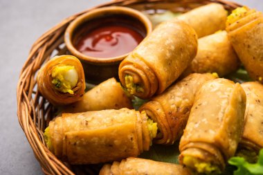 Patatesli Samosa ve püre.