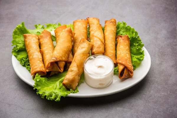 Roll Tvaru Doutníku Samosa Jsou Perfektní Prst Jídlo Podávané Kečupem — Stock fotografie