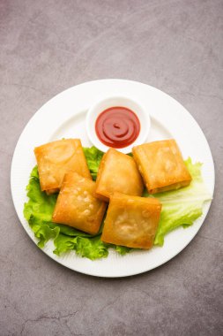 Sebzeli Çin samosası kare şeklindedir. Ev yapımı hamur işi çarşafları ve lezzetli eriştelerle hazırlanmış çok kızartılmış bir aperatiftir.
