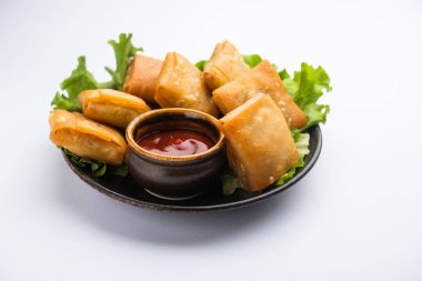 Sebzeli Çin samosası kare şeklindedir. Ev yapımı hamur işi çarşafları ve lezzetli eriştelerle hazırlanmış çok kızartılmış bir aperatiftir.