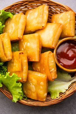 Sebzeli Çin samosası kare şeklindedir. Ev yapımı hamur işi çarşafları ve lezzetli eriştelerle hazırlanmış çok kızartılmış bir aperatiftir.