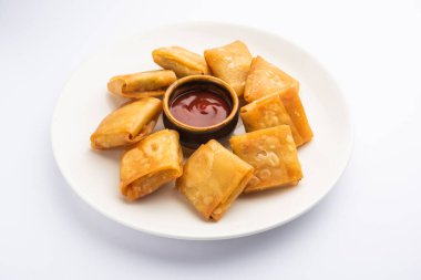 Sebzeli Çin samosası kare şeklindedir. Ev yapımı hamur işi çarşafları ve lezzetli eriştelerle hazırlanmış çok kızartılmış bir aperatiftir.