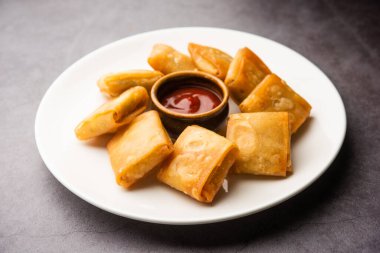 Sebzeli Çin samosası kare şeklindedir. Ev yapımı hamur işi çarşafları ve lezzetli eriştelerle hazırlanmış çok kızartılmış bir aperatiftir.