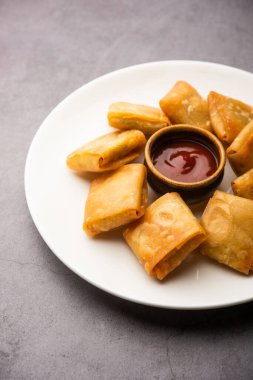 Sebzeli Çin samosası kare şeklindedir. Ev yapımı hamur işi çarşafları ve lezzetli eriştelerle hazırlanmış çok kızartılmış bir aperatiftir.
