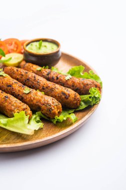 Seekh Kebap kıyılmış tavuk ya da koyun eti ile yapılır, yeşil turşu ve salata ile servis edilir.