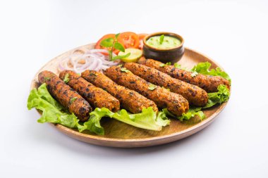 Seekh Kebap kıyılmış tavuk ya da koyun eti ile yapılır, yeşil turşu ve salata ile servis edilir.