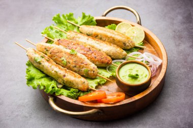 Seekh Kebap kıyılmış tavuk ya da koyun eti ile yapılır, yeşil turşu ve salata ile servis edilir.