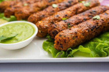 Seekh Kebap kıyılmış tavuk ya da koyun eti ile yapılır, yeşil turşu ve salata ile servis edilir.