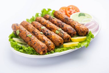 Seekh Kebap kıyılmış tavuk ya da koyun eti ile yapılır, yeşil turşu ve salata ile servis edilir.