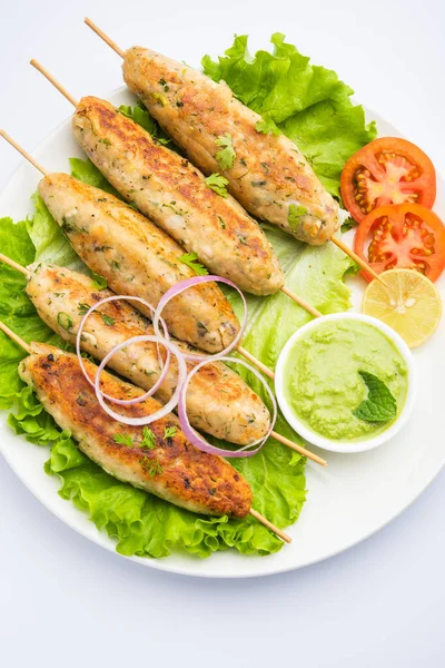Seekh Kabab Made Minced Chicken Mutton Keema Served Green Chutney — Stock Photo, Image